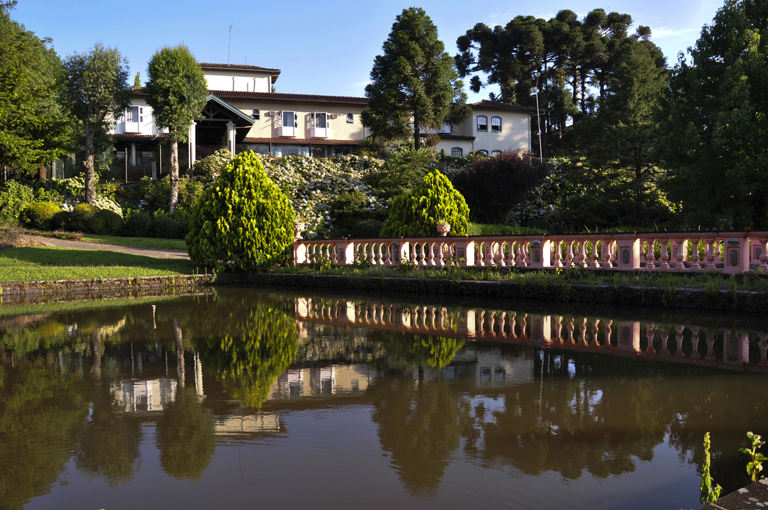 Seis motivos para se hospedar no Kurotel Spa Médico no feriadão. Localizado em Gramado, na Serra Gaúcha, o Kurotel – Centro Médico de Longevidade & Spa é um dos destinos que mais atrai brasileiros e latino-americanos por uma característica muito peculiar: é um hotel, é um spa e um centro médico. Tudo isso