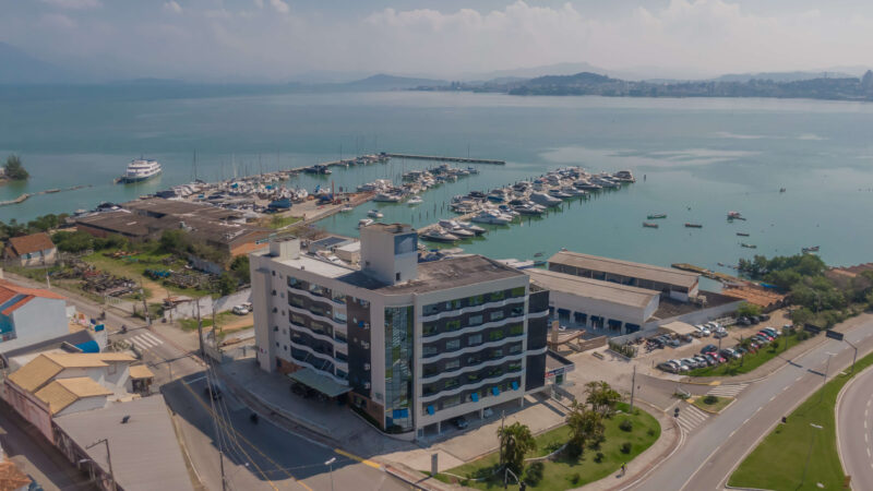Iate Hotel Florianópolis: Conforto, Vista Privilegiada e Localização Estratégica no Coração da Ilha