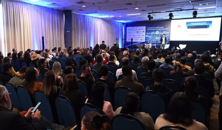IA, pessoas e associativismo marcam o segundo dia do Encatho & Exprotel 2025