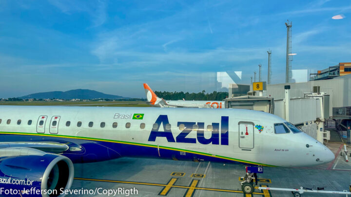 Menos aeronaves da Azul voam pelos céus do Brasil