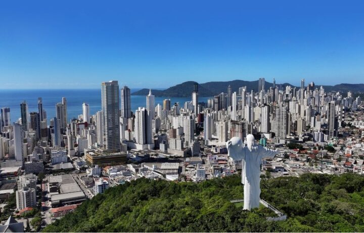 De destino de temporada a endereço fixo: moradia permanente ganha força em Balneário Camboriú